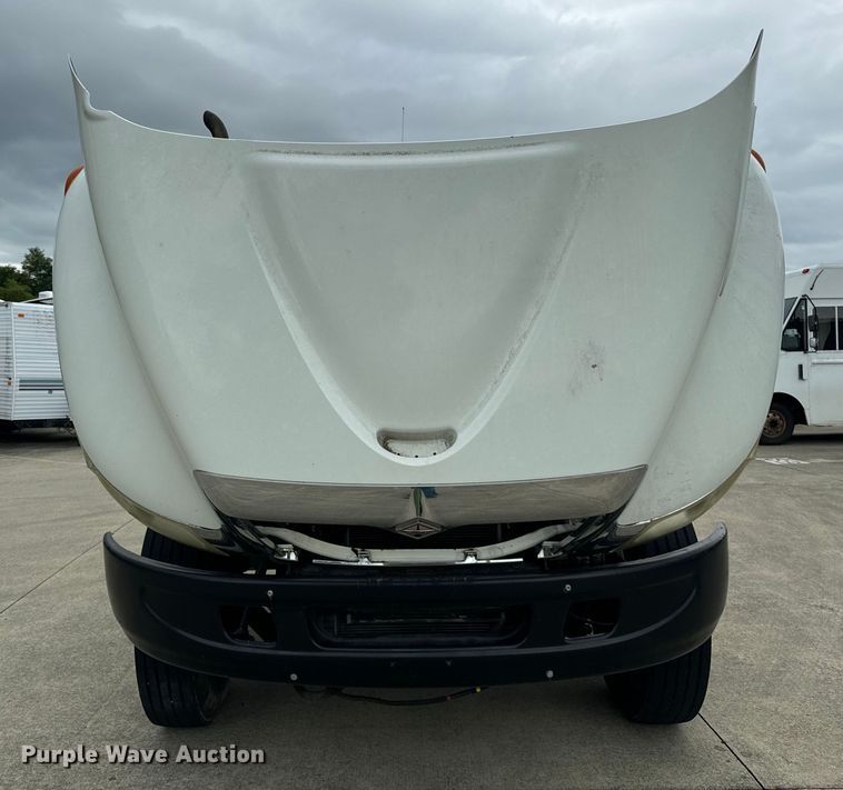 image for item DV5864 2005 International  4300 truck cab and chassis