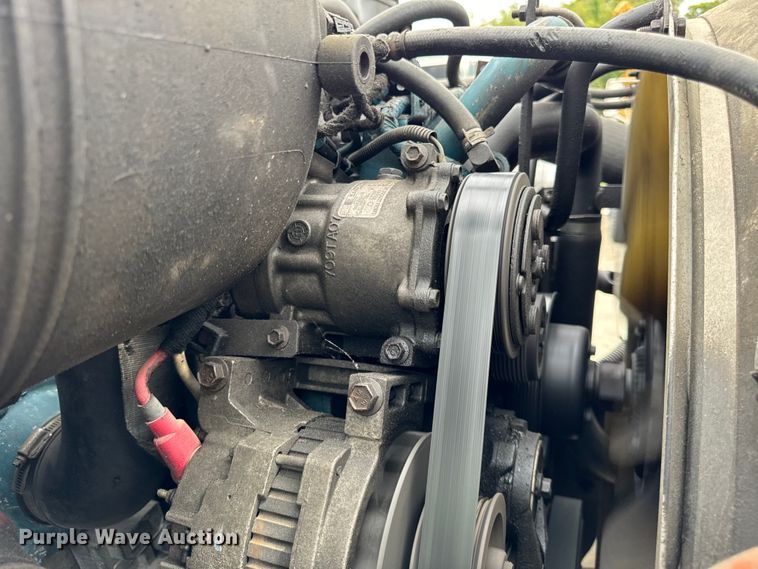 image for item DV5864 2005 International  4300 truck cab and chassis