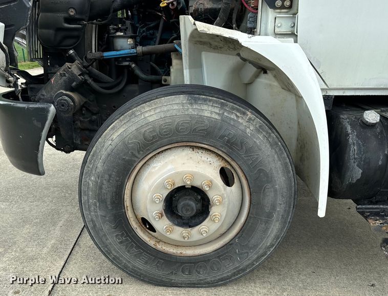 image for item DV5864 2005 International  4300 truck cab and chassis