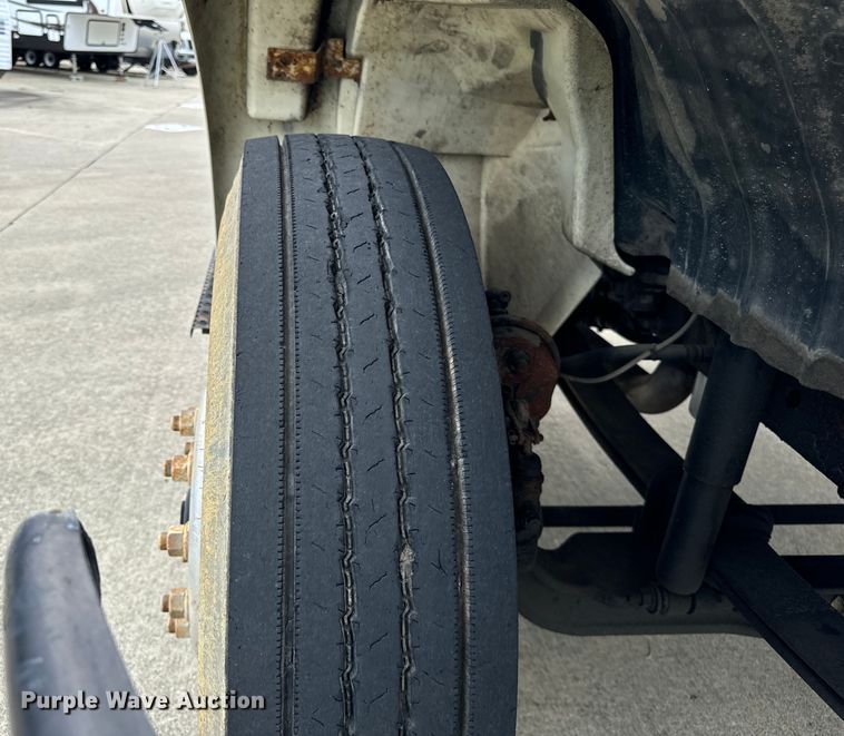 image for item DV5864 2005 International  4300 truck cab and chassis