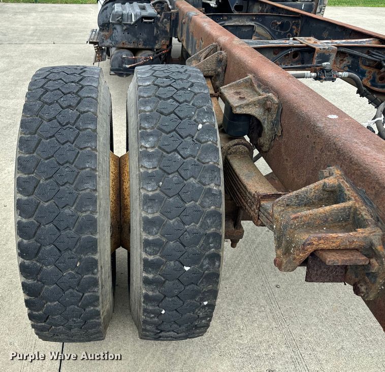 image for item DV5864 2005 International  4300 truck cab and chassis