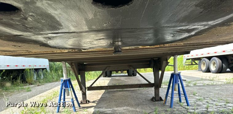 image for item DV5876 2002 Stoughton  AVW-485T-S-C-AR dry van trailer