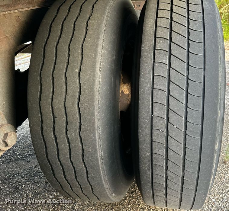 image for item DV5876 2002 Stoughton  AVW-485T-S-C-AR dry van trailer