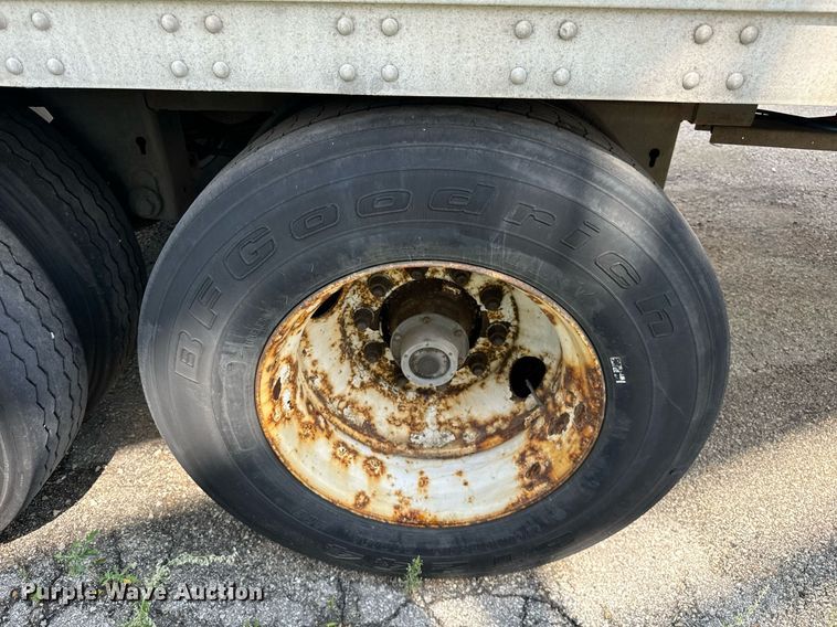 image for item DV5876 2002 Stoughton  AVW-485T-S-C-AR dry van trailer