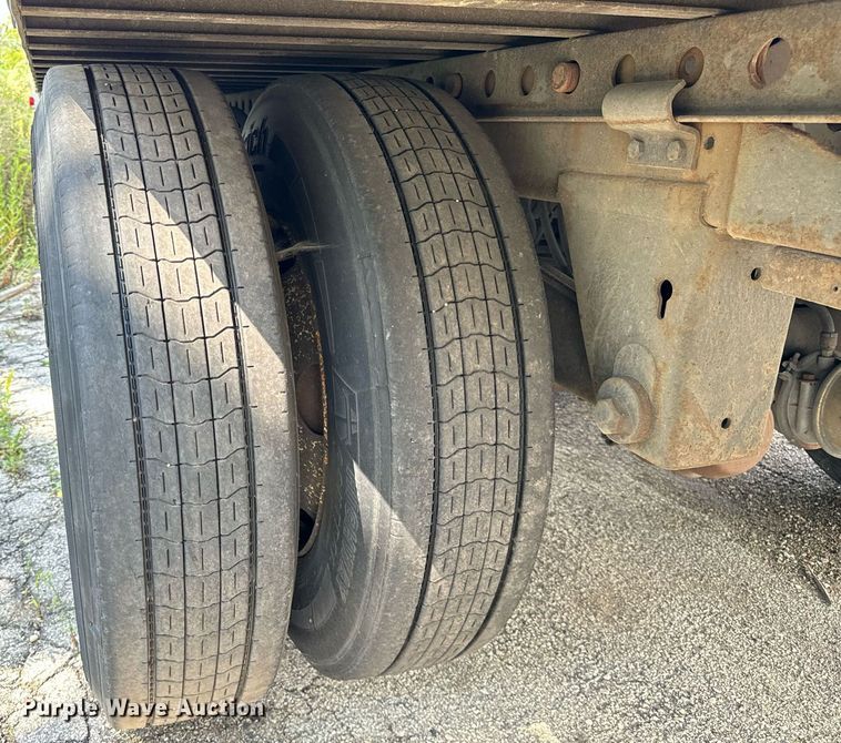 image for item DV5876 2002 Stoughton  AVW-485T-S-C-AR dry van trailer