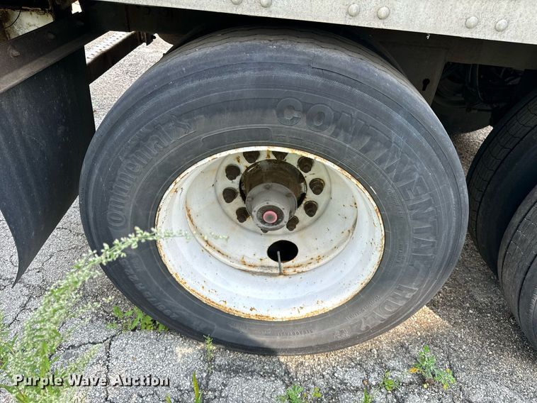 image for item DV5876 2002 Stoughton  AVW-485T-S-C-AR dry van trailer