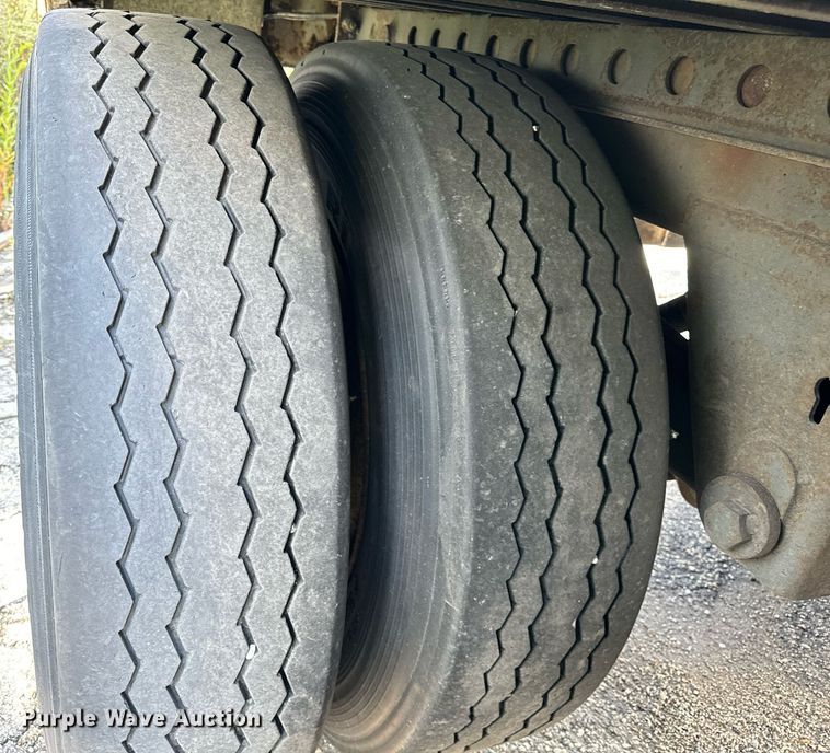 image for item DV5876 2002 Stoughton  AVW-485T-S-C-AR dry van trailer