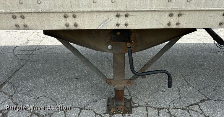 image for item DV5878 2005 Stoughton  AVW-535T-S-C-AR dry van trailer