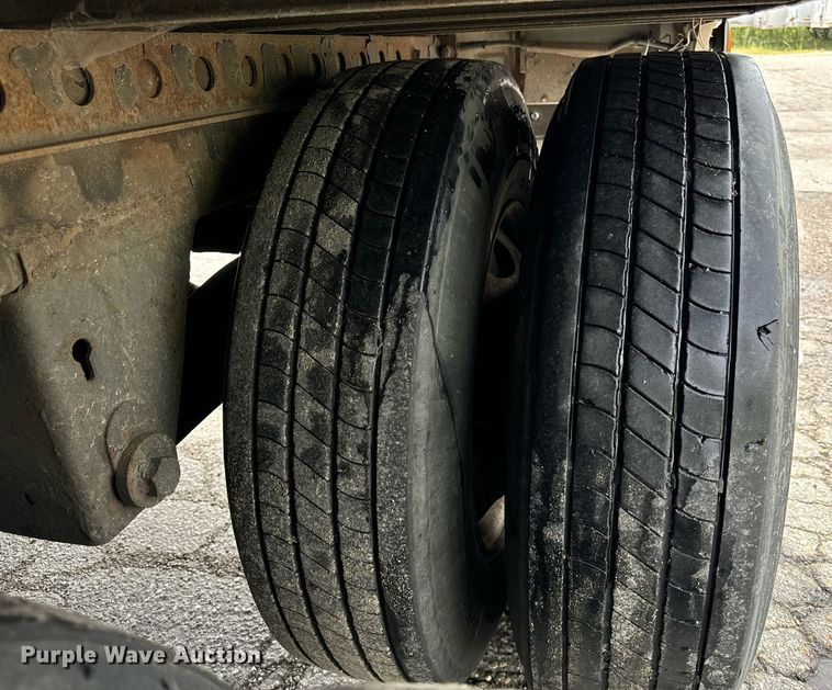 image for item DV5878 2005 Stoughton  AVW-535T-S-C-AR dry van trailer