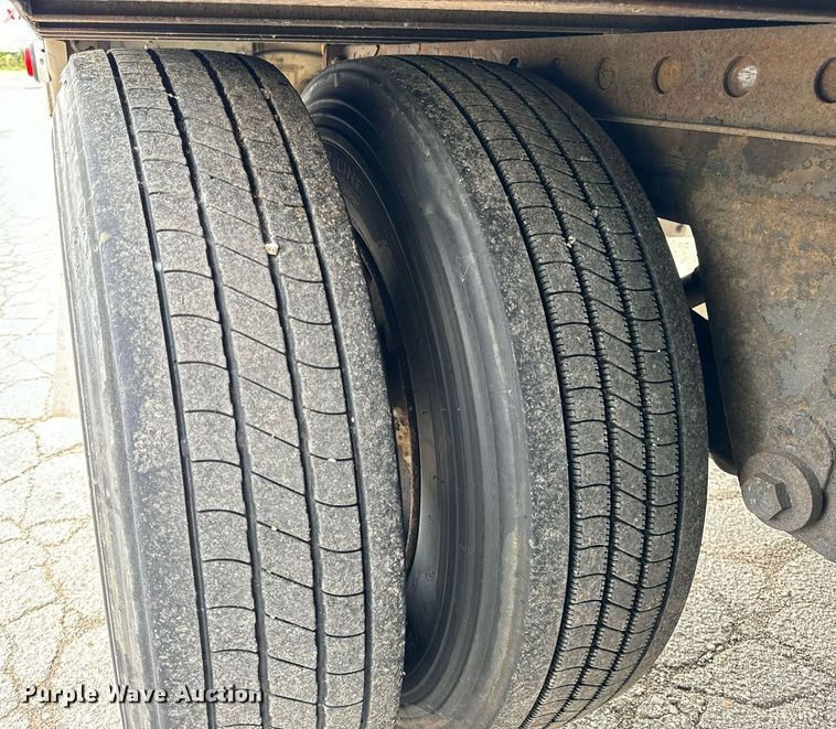 image for item DV5878 2005 Stoughton  AVW-535T-S-C-AR dry van trailer