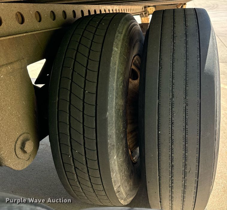 image for item DV5881 2013 Stoughton  AVW-535T-S-C-AR dry van trailer