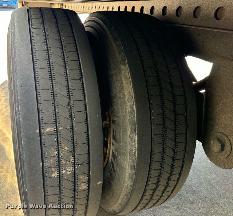 image for item DV5881 2013 Stoughton  AVW-535T-S-C-AR dry van trailer