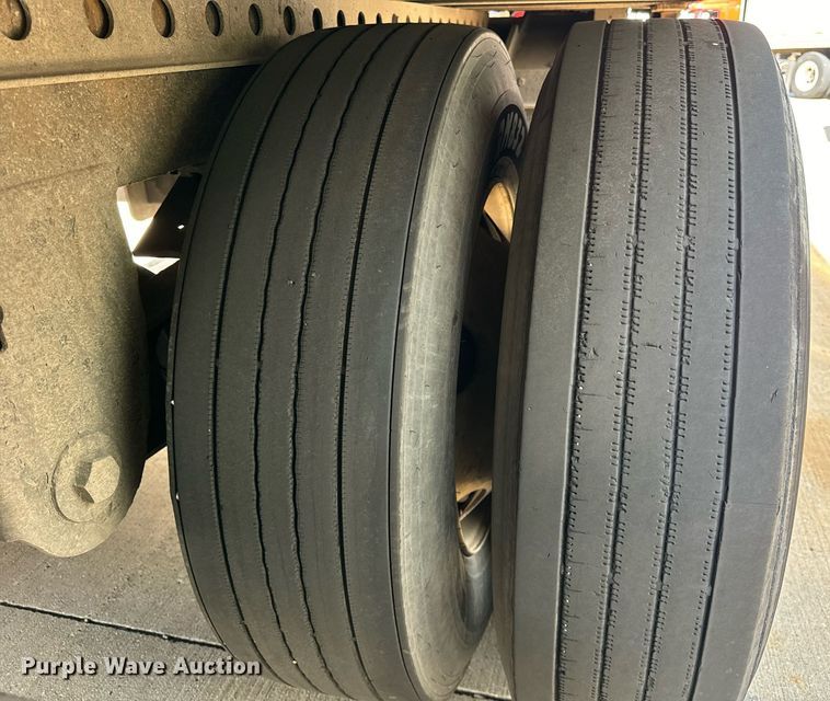 image for item DV5882 2013 Stoughton AVW-485T-S-C-AR dry van trailer