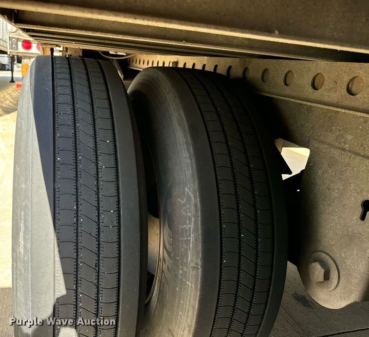 image for item DV5882 2013 Stoughton AVW-485T-S-C-AR dry van trailer