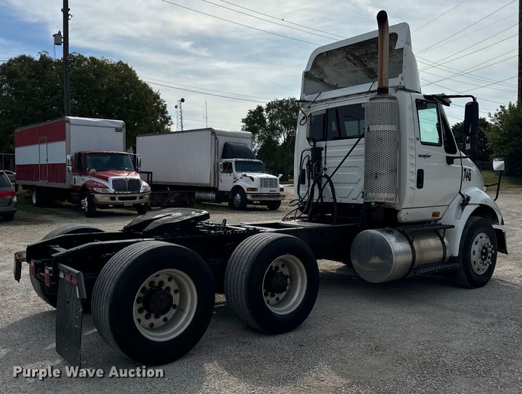 image for item DV5917 2012 International  8600 semi truck