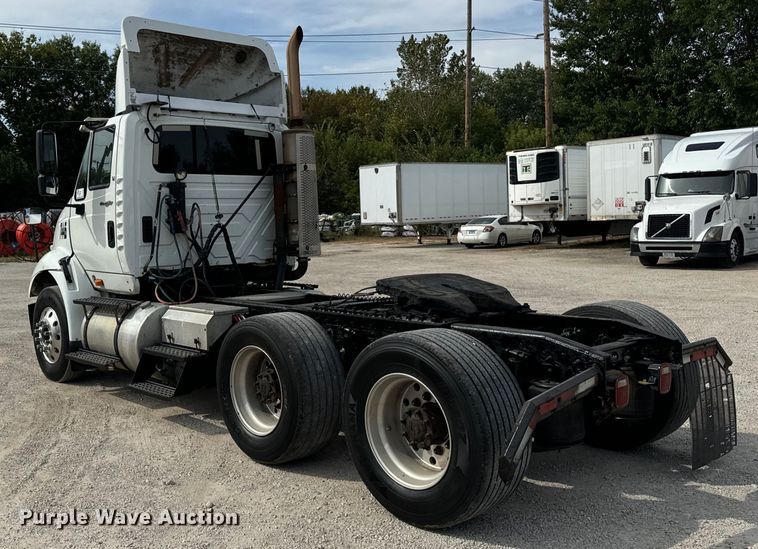 image for item DV5917 2012 International  8600 semi truck