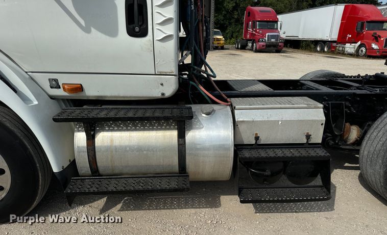 image for item DV5917 2012 International  8600 semi truck