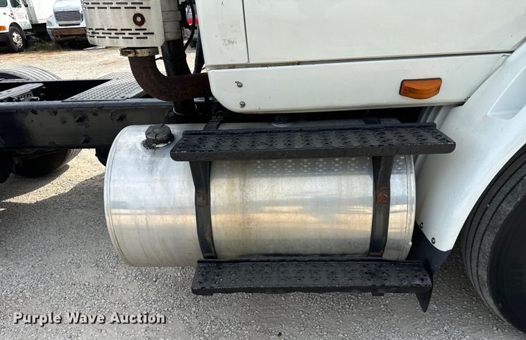 image for item DV5917 2012 International  8600 semi truck