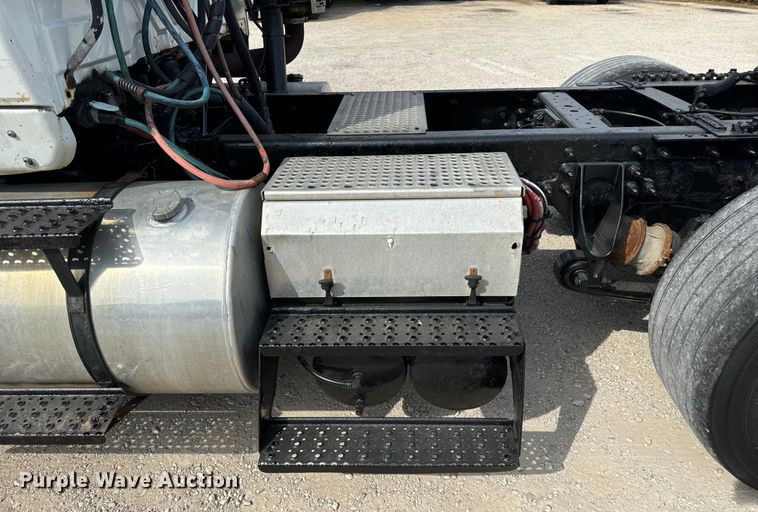 image for item DV5917 2012 International  8600 semi truck