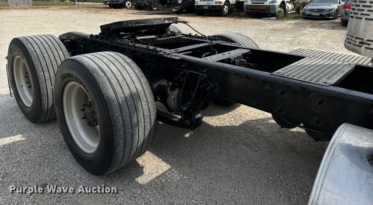 image for item DV5917 2012 International  8600 semi truck