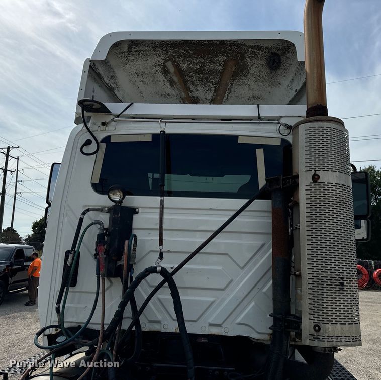 image for item DV5917 2012 International  8600 semi truck