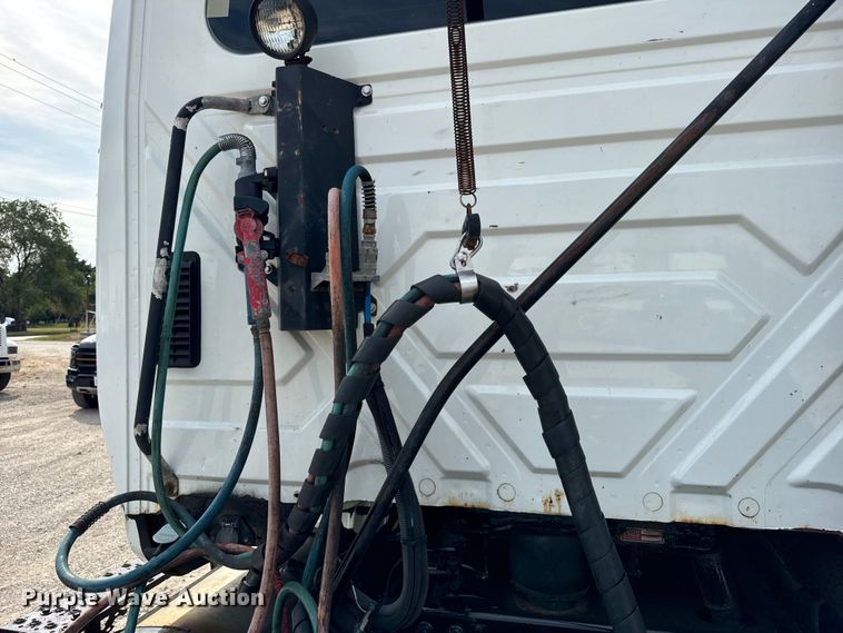 image for item DV5917 2012 International  8600 semi truck