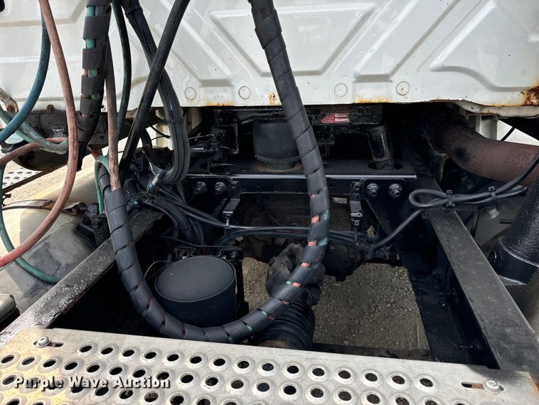 image for item DV5917 2012 International  8600 semi truck