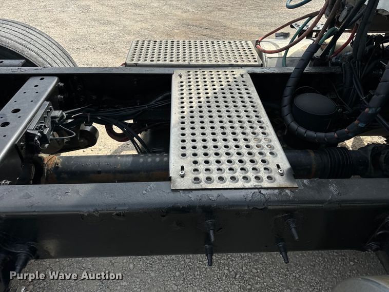 image for item DV5917 2012 International  8600 semi truck