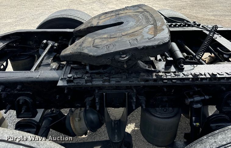 image for item DV5917 2012 International  8600 semi truck