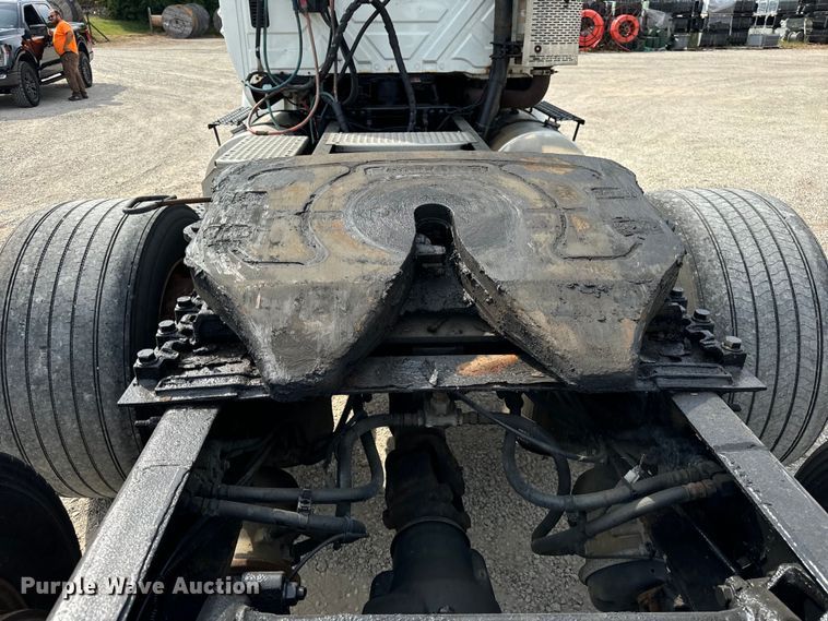 image for item DV5917 2012 International  8600 semi truck