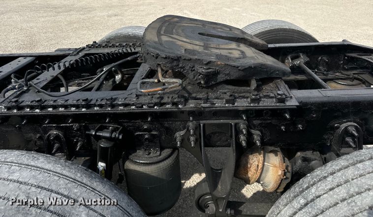 image for item DV5917 2012 International  8600 semi truck