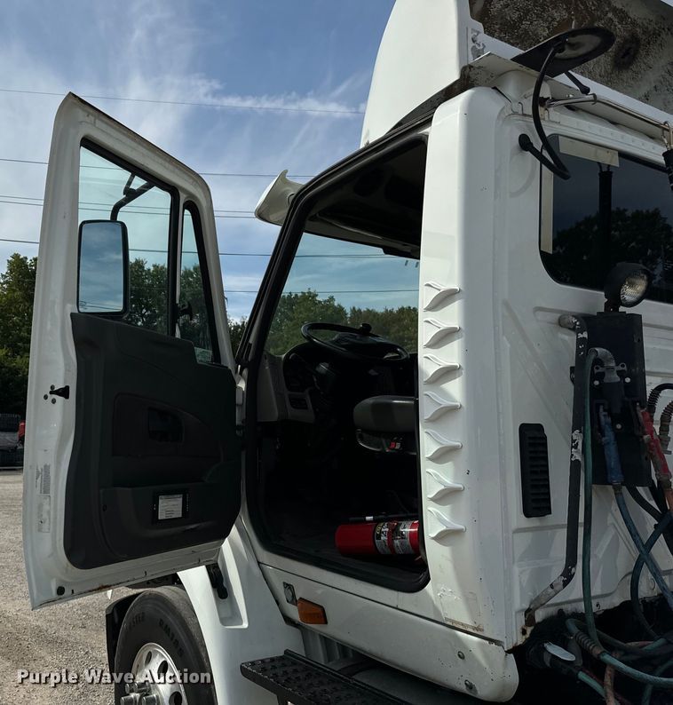 image for item DV5917 2012 International  8600 semi truck