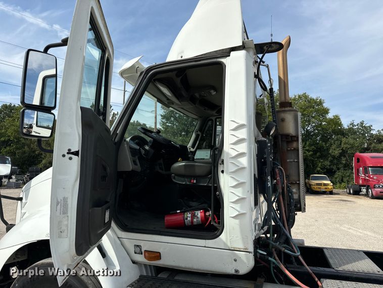 image for item DV5917 2012 International  8600 semi truck