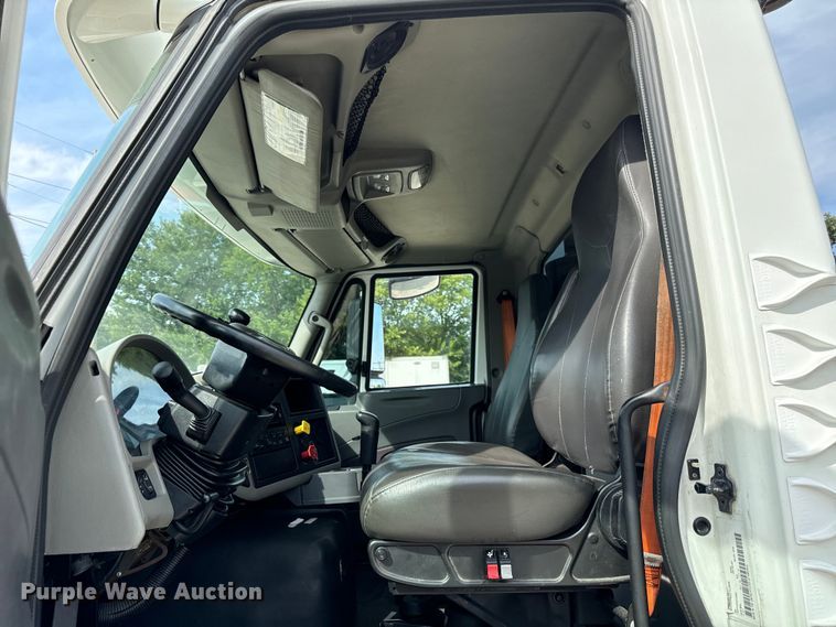 image for item DV5917 2012 International  8600 semi truck