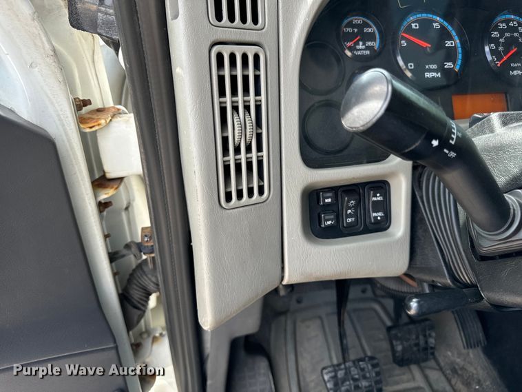 image for item DV5917 2012 International  8600 semi truck