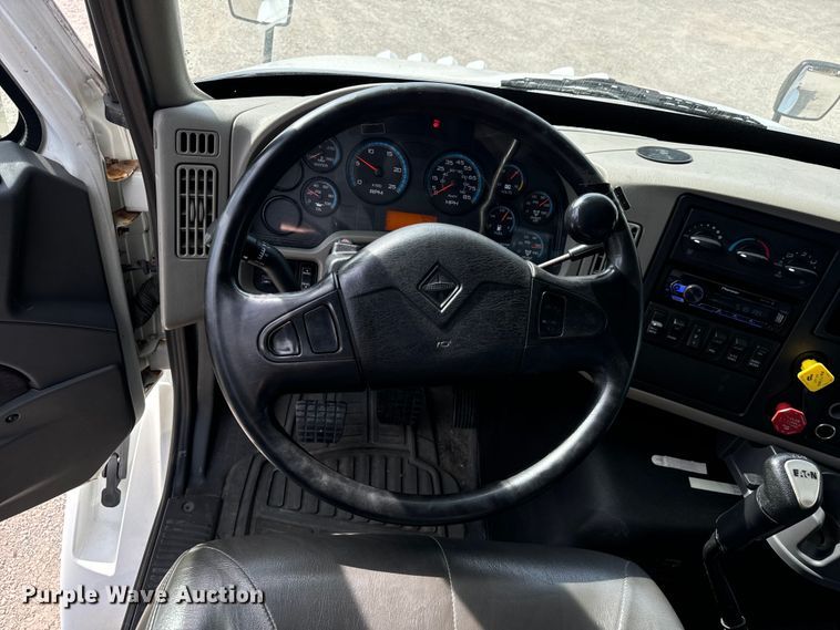 image for item DV5917 2012 International  8600 semi truck