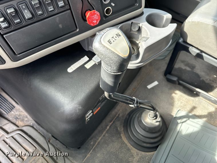 image for item DV5917 2012 International  8600 semi truck