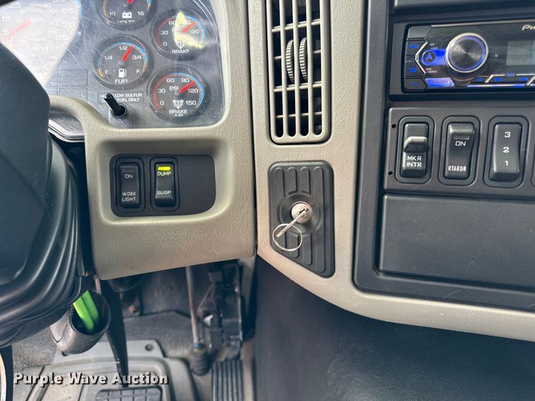 image for item DV5917 2012 International  8600 semi truck