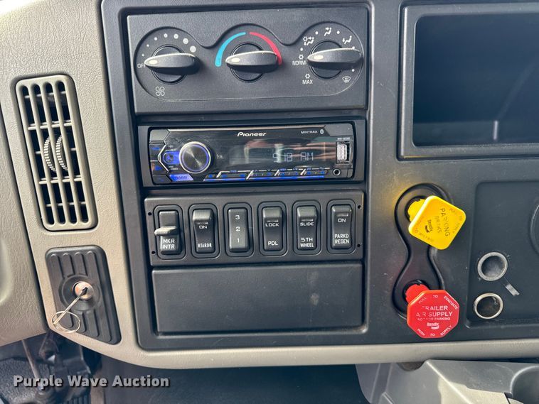 image for item DV5917 2012 International  8600 semi truck