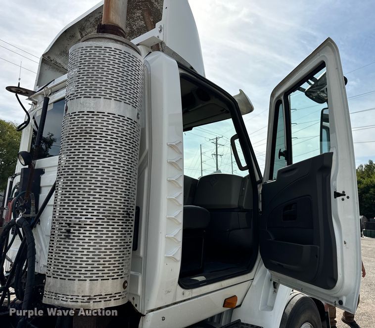 image for item DV5917 2012 International  8600 semi truck