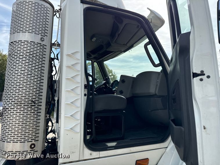 image for item DV5917 2012 International  8600 semi truck