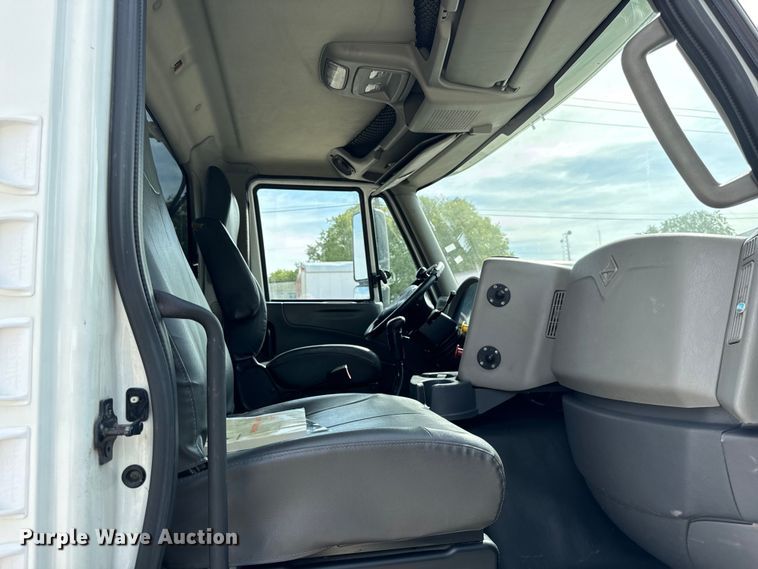 image for item DV5917 2012 International  8600 semi truck