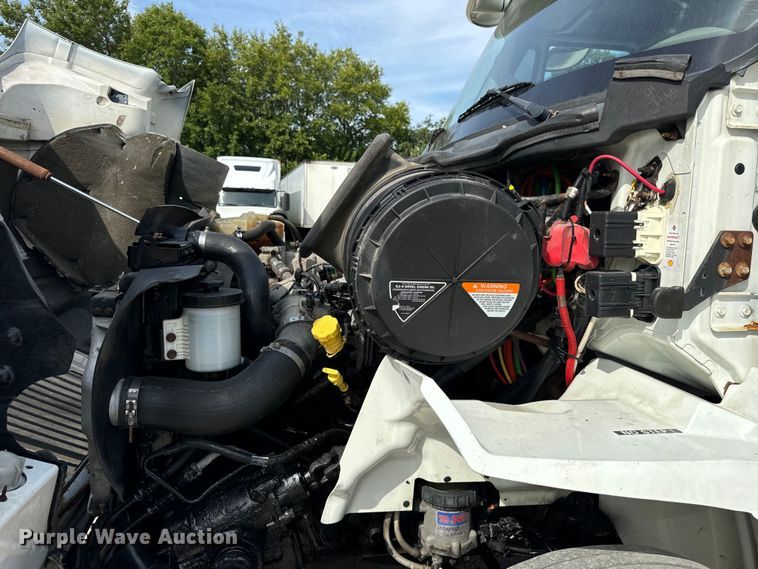 image for item DV5917 2012 International  8600 semi truck