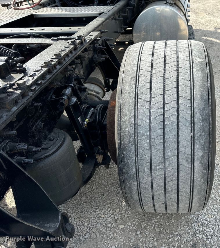 image for item DV5917 2012 International  8600 semi truck