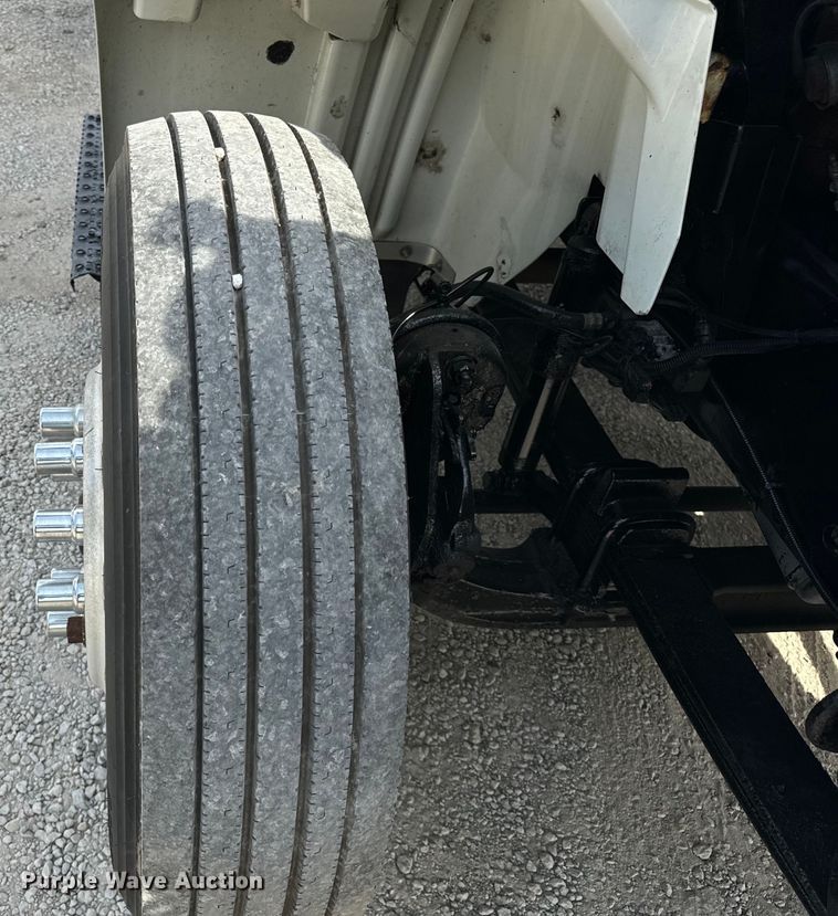 image for item DV5917 2012 International  8600 semi truck