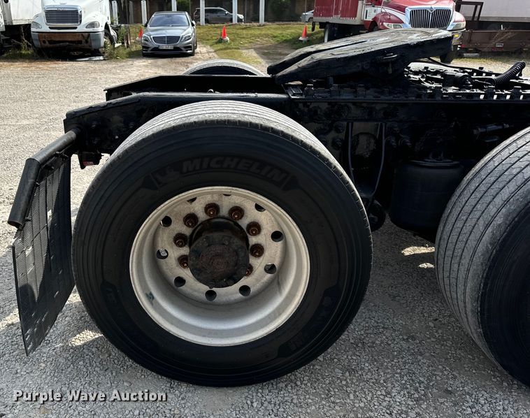 image for item DV5917 2012 International  8600 semi truck