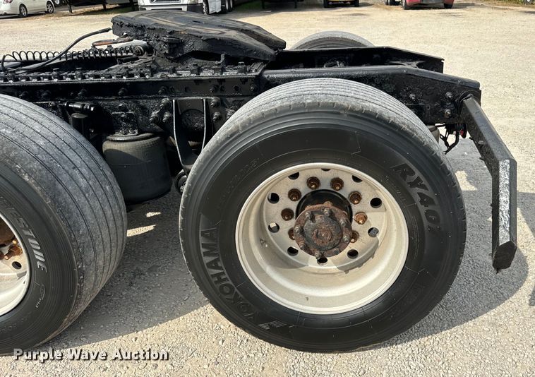 image for item DV5917 2012 International  8600 semi truck