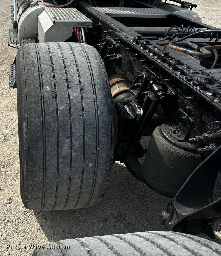 image for item DV5917 2012 International  8600 semi truck