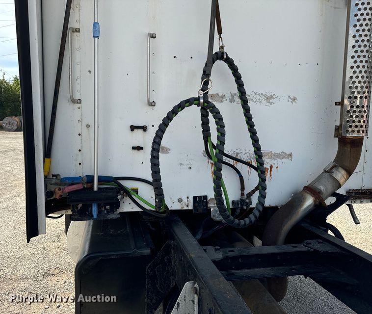 image for item DV5918 2007 Kenworth  T600 semi truck