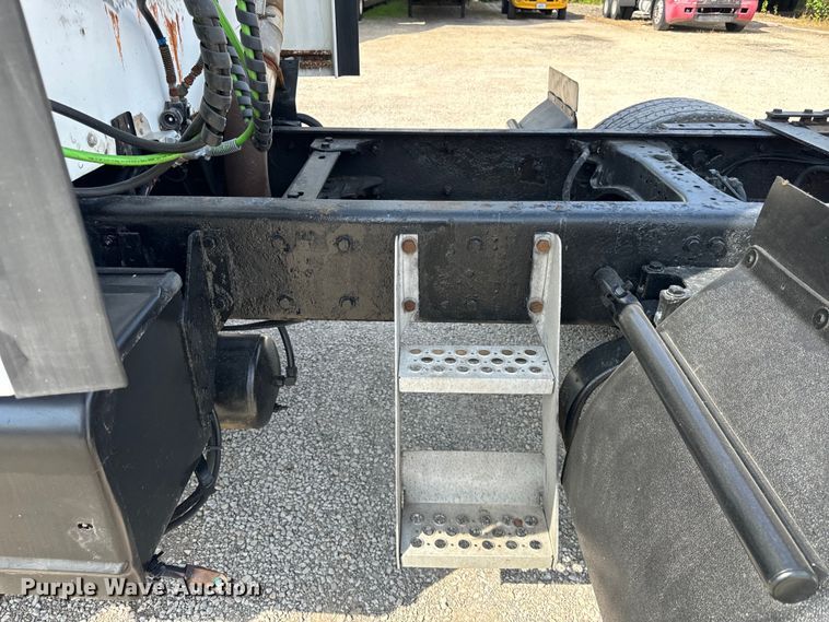 image for item DV5918 2007 Kenworth  T600 semi truck